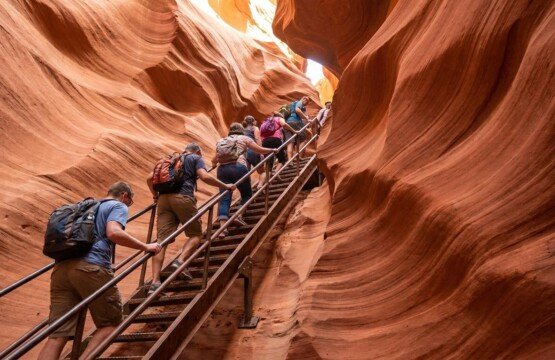 Upper vs. Lower Antelope Canyon: Which Tour Should You Book?
